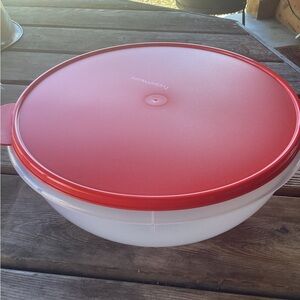 Tupperware Fix-N-Mix Bowl in Chili - large capacity of 27.25 cups